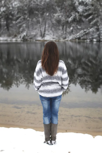 Långhårig Brunett Grå Tröja Och Blå Jeans Står Den Snöiga — Stockfoto