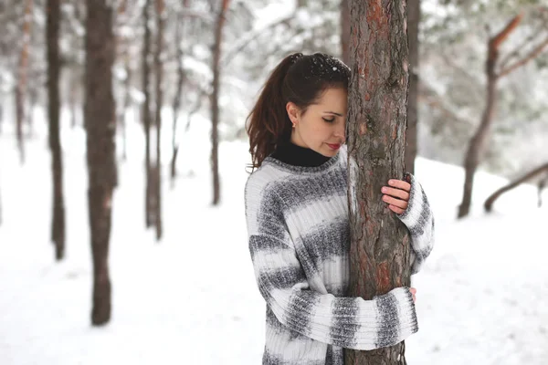Hezká Tmavovlasá Evropanka Stojí Zimním Lese Objímá Strom — Stock fotografie