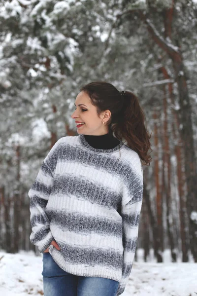 Krásná Tmavovlasá Evropanka Raduje Směje Procházku Zimním Lese — Stock fotografie