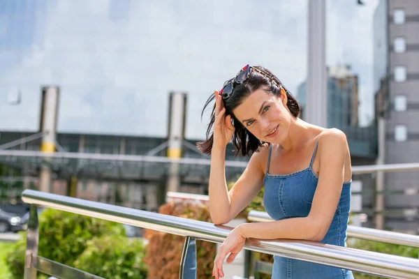 Jolie Jeune Femme Jeans Sundress Tient Sur Pont Moderne Dans — Photo