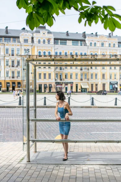 Härlig Smal Flicka Jeans Solklänning Väntar Bussen Vid Busshållplatsen — Stockfoto