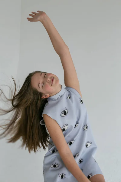Adolescent Gai Fille Dans Une Robe Grise Courte Originale Dansant — Photo