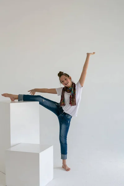 Boso Nastolatka Dziewczyna Niebieskich Dżinsach Zabawia Się Białym Studio — Zdjęcie stockowe