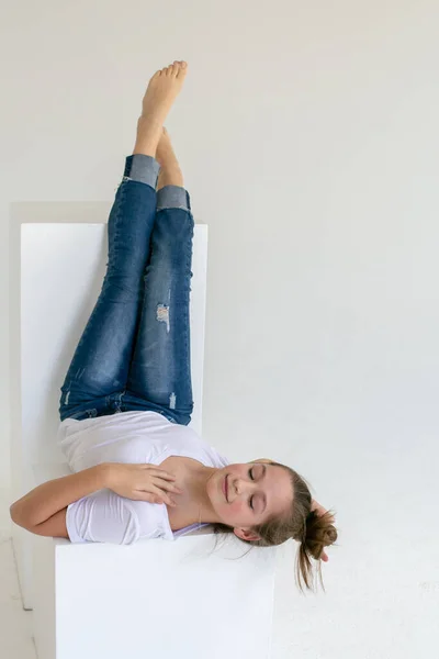 Slender Barefoot Girl Blue Jeans White Shirt Lies Upside White — Stock Photo, Image