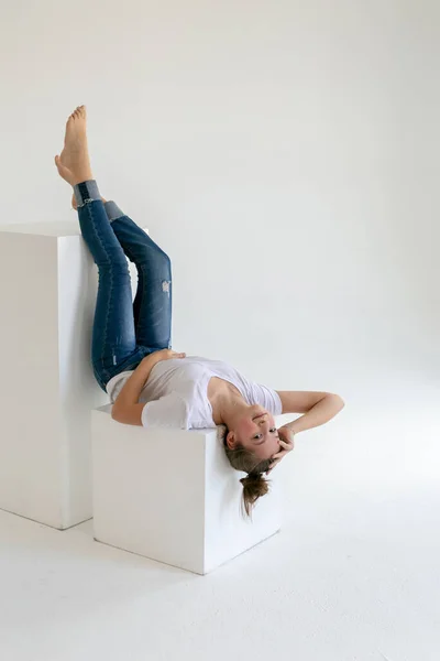 Menina Adolescente Descalça Jeans Azuis Uma Camiseta Branca Fica Cabeça — Fotografia de Stock