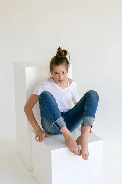 Una Chica Morena Jeans Azules Una Camiseta Blanca Sienta Cubo — Foto de Stock