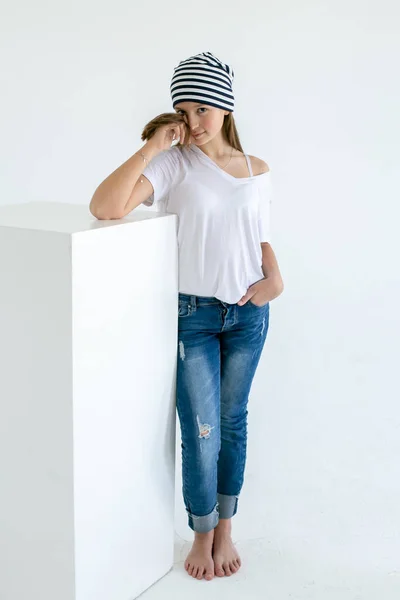 Chica Adolescente Descalza Vaqueros Azules Una Camiseta Blanca Sombrero Rayas — Foto de Stock