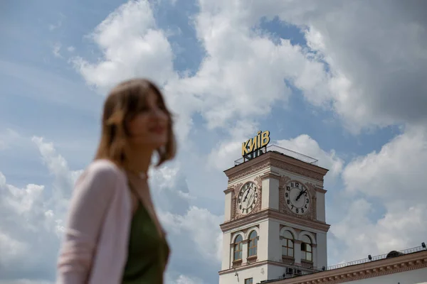 Giovane Ragazza Trova Uno Sfondo Cielo Nuvoloso Orologio Torre Della — Foto Stock