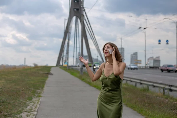 Jovem Mulher Europeia Fica Perto Ponte Fala Emocionalmente Telefone — Fotografia de Stock