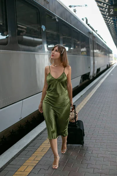 Jovem Morena Vestido Seda Verde Caminha Com Uma Mala Longo — Fotografia de Stock