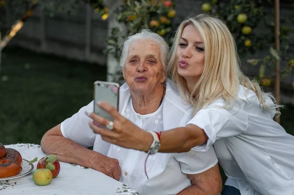 Kaunis Blondi Hänen Isoäitinsä Vitsi Tehdä Kasvot Selfie — kuvapankkivalokuva