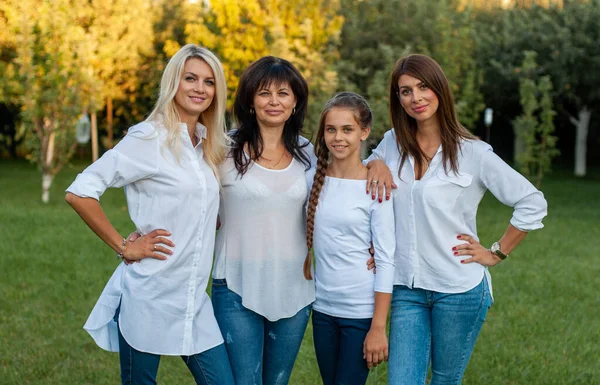 Bela Mãe Suas Três Filhas Estão Grama Verde Meio Jardim — Fotografia de Stock