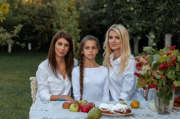 Três Meninas Irmãs Roupas Casuais Estão Sentadas Uma Mesa Meio — Fotografia de Stock