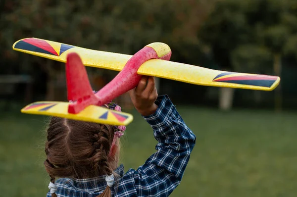 Mädchen Karierten Hemd Startet Ein Spielzeugflugzeug Hof Zwischen Bäumen Und — Stockfoto