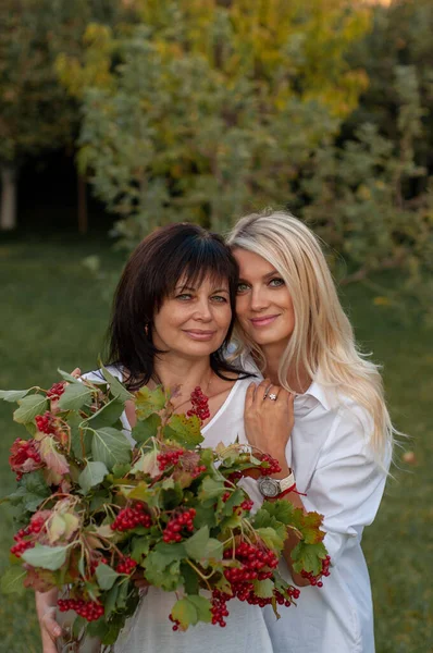 Vijftig Jarige Brunette Met Een Boeket Van Viburnum Staat Tuin — Stockfoto