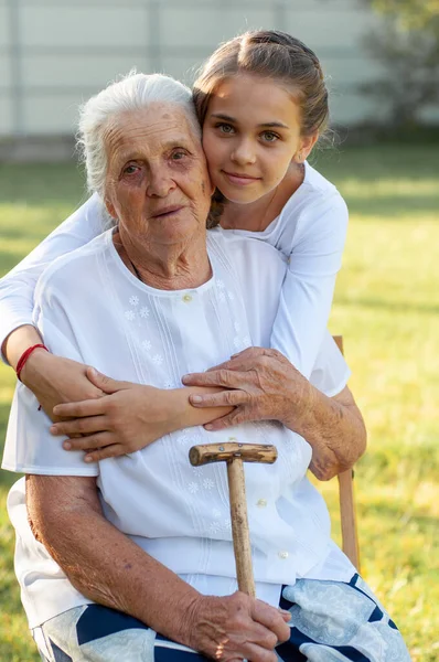 Menina Adolescente Abraços Atrás Sua Amada Avó Imagem De Stock