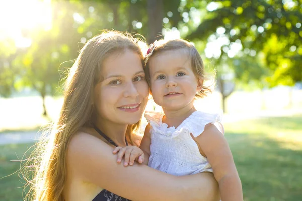 Glückliche Junge Langhaarige Brünette Hält Ihren Armen Und Umarmt Ihre — Stockfoto