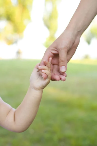 Junge Frau Geht Hand Hand Mit Ihrem Baby Einem Sommerpark — Stockfoto