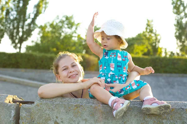 Grappig Een Jaar Oud Baby Meisje Een Blauwe Jurk Witte — Stockfoto