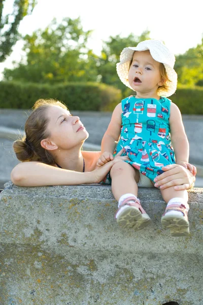 Een Mooie Eenjarige Baby Een Blauwe Jurk Een Witte Panama — Stockfoto