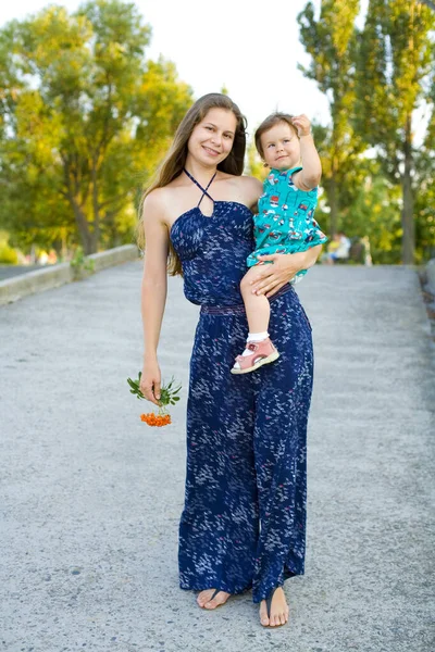 Vrij Donker Haar Jong Europees Vrouw Lopen Langs Het Pad — Stockfoto