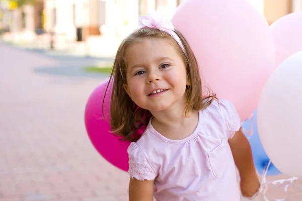 Grazioso Bambino Dai Capelli Scuri Abito Rosa Con Fiore Rosa — Foto Stock