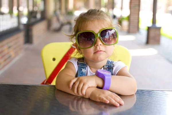 Rolig Mörkhårig Tvåårig Flicka Med Business Look Sitter Vid Ett — Stockfoto