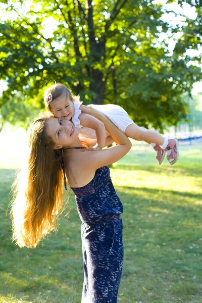 Fröhliche Langhaarige Europäerin Spielt Fröhlich Sommerpark Mit Ihrem Einjährigen Baby — Stockfoto