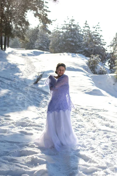 Niedliche Dunkelhaarige Mädchen Einem Langen Weißen Kleid Steht Winter Wald — Stockfoto