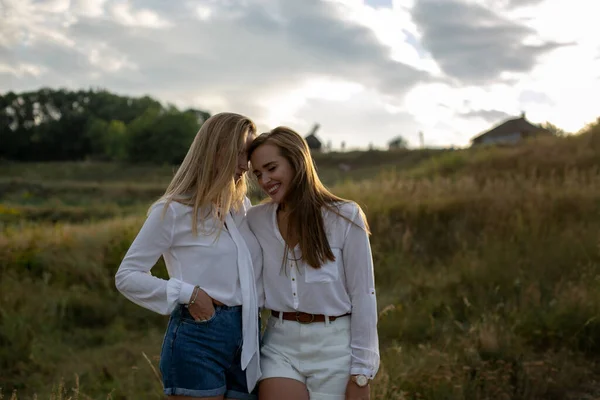 Две Весёлые Взрослые Сестры Белых Блузках Шортах Стоят Фоне Красивого — стоковое фото
