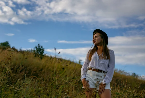 Mujer Europea Pelo Bastante Largo Ropa Blanca Sombrero Negro Levanta — Foto de Stock