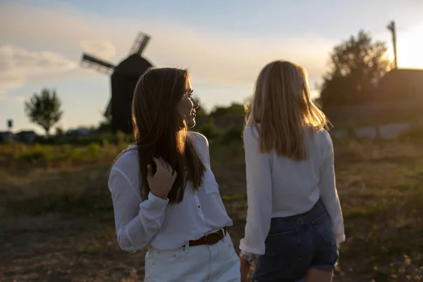 Dois Jovens Europeus Blusas Brancas Calções Estão Perto Uma Antiga — Fotografia de Stock