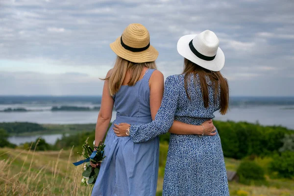 Due Giovani Donne Dai Capelli Lunghi Abiti Estivi Blu Cappelli — Foto Stock