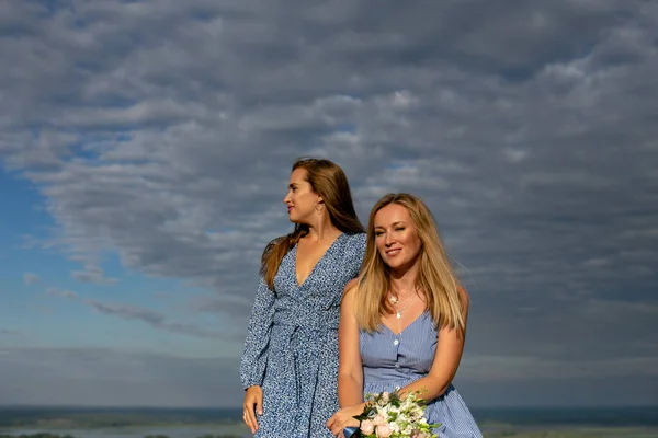 Duas Belas Mulheres Cabelos Compridos Vestidos Algodão Azul Desfrutando Bela — Fotografia de Stock