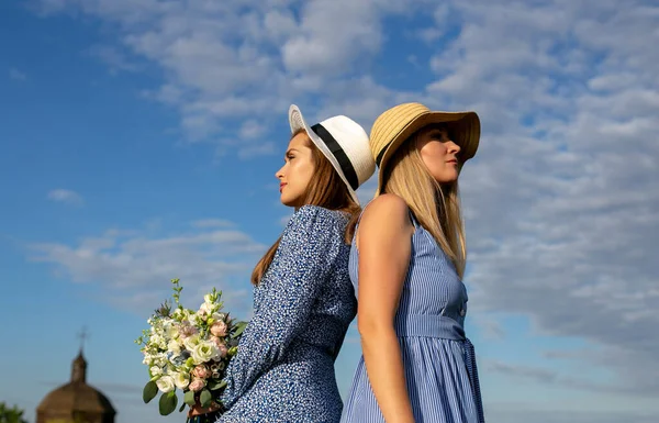 Duas Meninas Vestidos Azuis Verão Chapéus Ficar Costas Para Outro — Fotografia de Stock