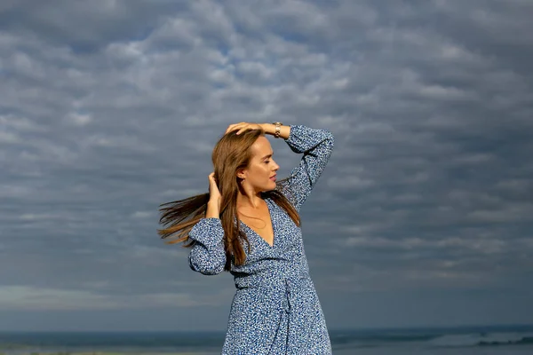 Delgada Joven Morena Con Pelo Revoloteando Viento Levanta Contra Cielo — Foto de Stock