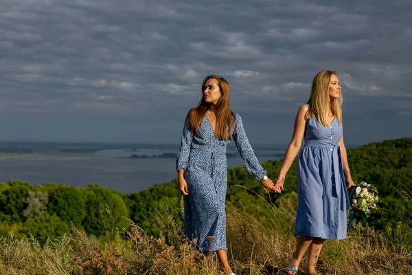 Duas Mulheres Cabelos Longos Jovens Vestidos Algodão Azul Andam Mãos — Fotografia de Stock