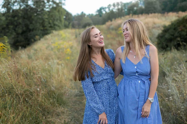 Duas Jovens Mulheres Alegres Felizes Vestidos Verão Estão Rindo Caminho — Fotografia de Stock