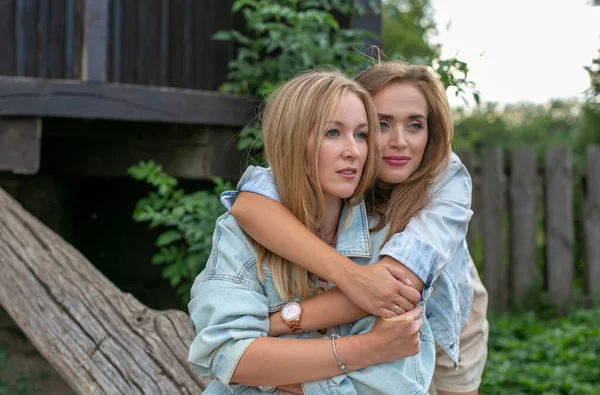 Sevimli genç bir kadın, yaşlı bir köyde dinlenirken ablasına arkadan sarıldı.