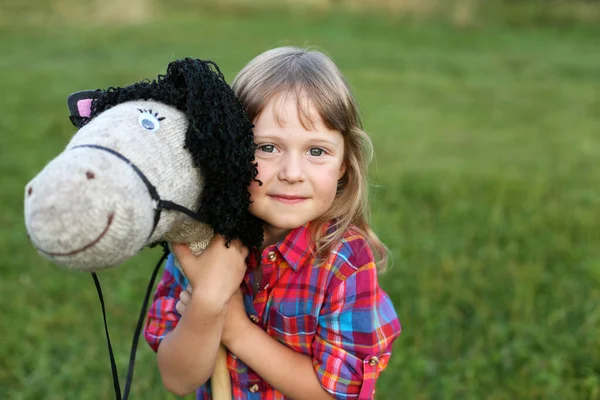 Schattig Meisje Een Geruite Shirt Staat Een Zomer Park Groen — Stockfoto