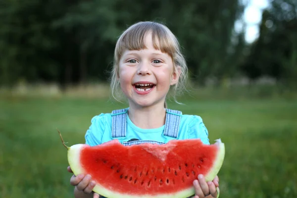 Vacker Flicka Med Blont Hår Står Skrattar Sommarpark Med Skiva — Stockfoto