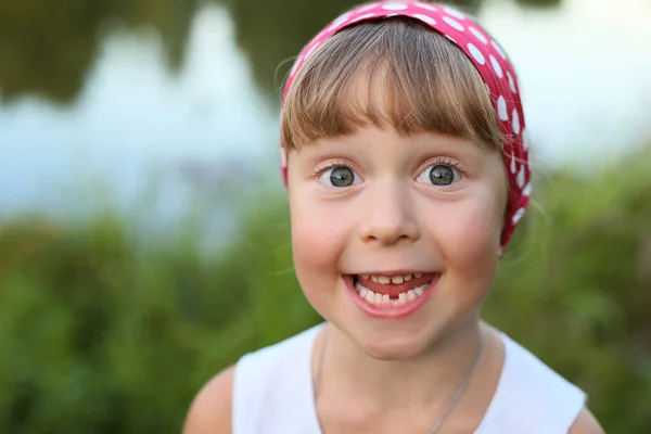 Vacker Flicka Med Blont Hår Och Prickig Halsduk Huvudet Skrattar — Stockfoto