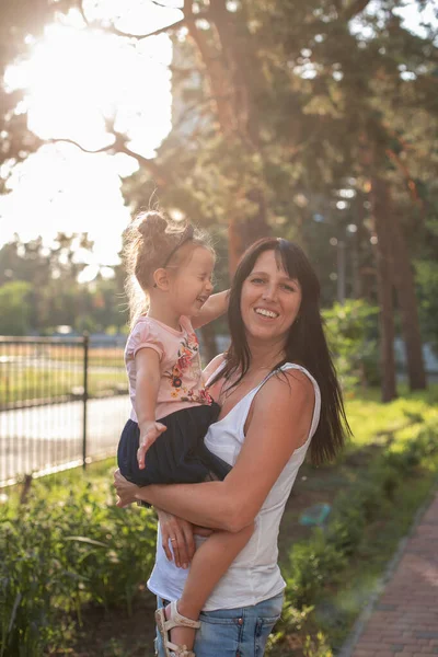 Bonita Niña Madre Disfrutan Pasar Tiempo Juntos Buen Tiempo Paseo —  Fotos de Stock