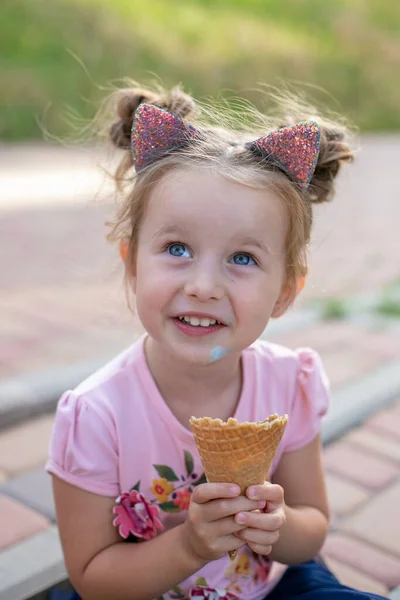 Jolie Fille Aux Yeux Bleus Mange Crème Glacée Dans Parc — Photo