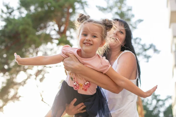 Engraçada Menina Goza Jogo Com Sua Mãe Para Passeio Parque — Fotografia de Stock