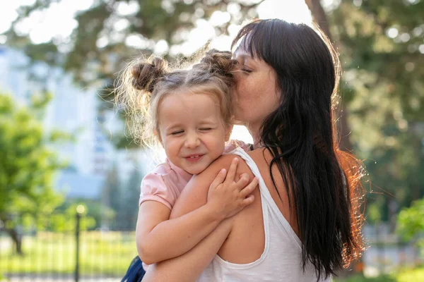 Hübsche Kleine Mädchen Genießt Die Zeit Mit Ihrer Mutter Für — Stockfoto