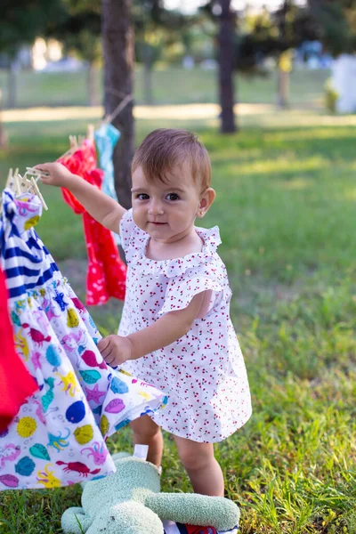 Baby Leker Med Kläder Hängande Efter Tvätt Ett Rep — Stockfoto