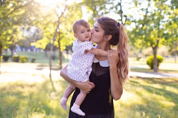 Jährige Mutter Hält Ihre Kleine Tochter Auf Dem Arm Und — Stockfoto