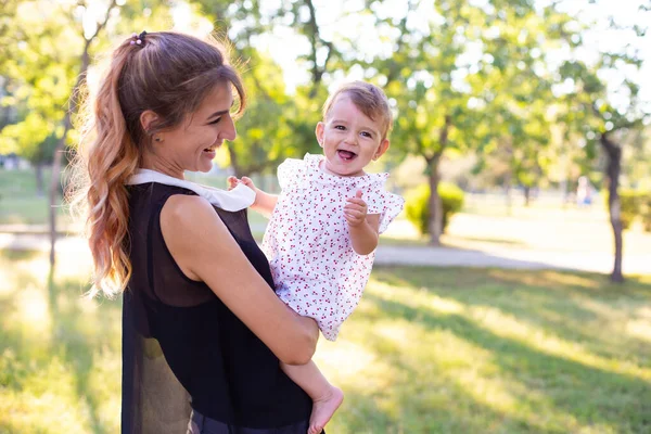 Pequeño Bebé Sentado Los Brazos Sus Madres Mirando Cámara Con — Foto de Stock