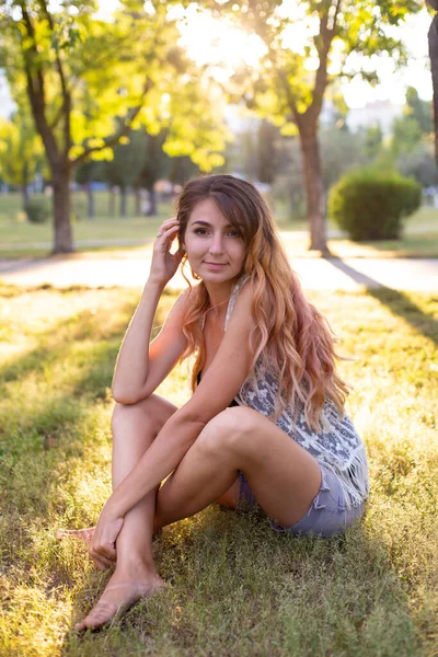 Pretty Barefoot European Cute Smiling Sitting Grass Summer Park Sunset — Stock Photo, Image